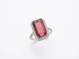 une bague en tourmaline et diamants