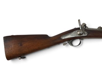 un vieux fusil sur fond blanc