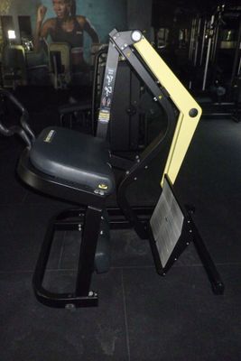 une chaise de gym noire et jaune dans une salle de sport