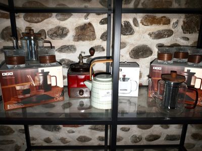 de nombreux modèles différents de cafetières sur une étagère