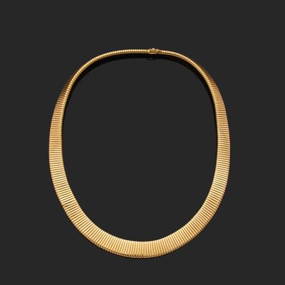 un collier en or sur fond noir