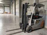 un chariot élévateur garé dans un entrepôt, à côté de palettes