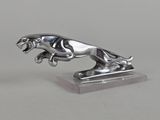 une figurine en argent représentant un lion, posée sur un socle
