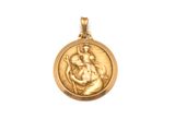 une image représentant un pendentif en or sur lequel figure une femme tenant un enfant dans ses bras
