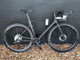 une photo d'un vélo garé contre un mur