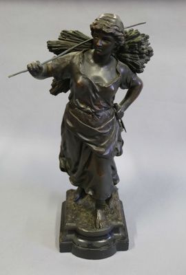 statue en bronze représentant une femme tenant un bouquet de fleurs, posée sur un socle