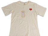 t-shirt blanc avec un cœur rouge sur la poitrine