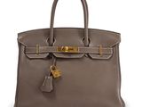 un sac à main en cuir marron muni d'un cadenas sur la poignée