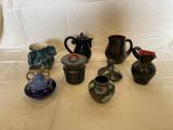 de nombreux types de vases sur la table