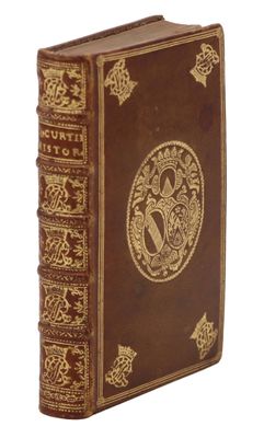 un vieux livre dont la couverture est ornée d'un motif décoratif