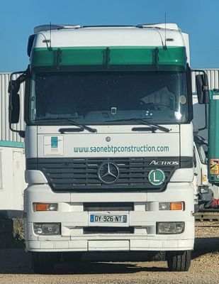 un camion garé sur le côté de la route