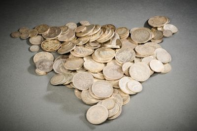 beaucoup de pièces qui sont sur la table
