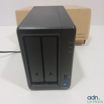 une image représentant un ordinateur de bureau noir posé sur une table blanche