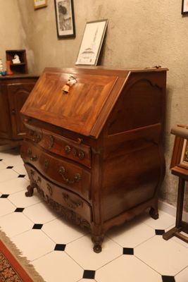 Commode scribane en bois naturel mouluré et sculpté de fleur… - Photo 1