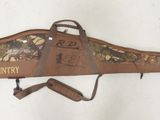 un étui à fusil accroché au mur à l'aide d'une sangle