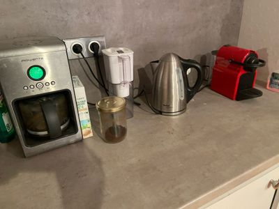 Il y a de nombreux types d'appareils électroménagers posés sur le plan de travail de cette cuisine.