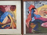deux tableaux encadrés représentant un homme et une femme assis sur un canapé
