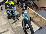 deux motos exposées lors d'un salon de la moto