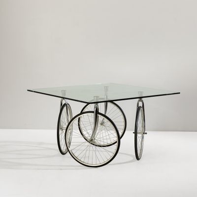une photo d'une table en verre équipée de roulettes
