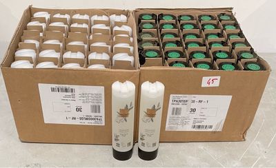 Des cartons contenant des flacons d'huile de cannabis sont posés par terre