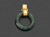 un pendentif en forme de bague en or et jade