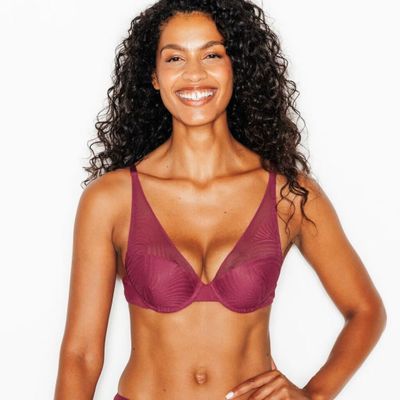 La femme pose pour une photo en sous-vêtements.