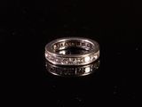 gros plan d'une bague en diamant sur une surface noire