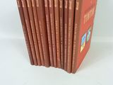 six livres sont empilés sur une surface blanche