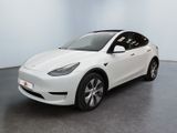 une Tesla Model X blanche garée dans une pièce blanche