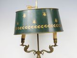 une image représentant une lampe verte avec un pied en laiton et un abat-jour vert