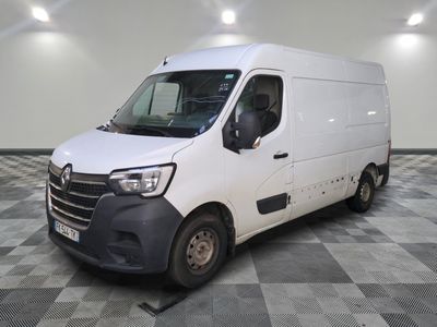 la photo d'une camionnette blanche garée dans une pièce