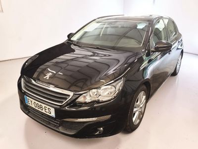 la photo d'une voiture noire garée dans une pièce blanche