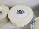 de nombreuses assiettes ornées de motifs bleus, disposées sur une table