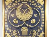 une photo d'une horloge dorée et bleue posée sur un socle