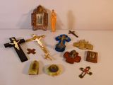 beaucoup d'objets religieux sur la table