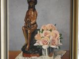 tableau représentant un chien assis sur une table à côté d'un vase de roses