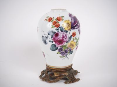 Pied de lampe en porcelaine de Saxe, à décor de fleurs polyc…