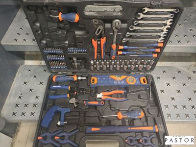 de nombreux outils dans la mallette posée dans l'escalier