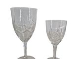 deux verres à vin posés l'un à côté de l'autre sur une table