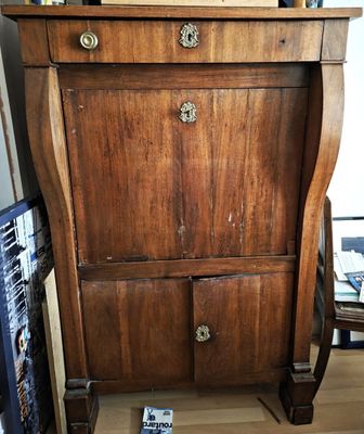 une armoire en bois surmontée d'un miroir