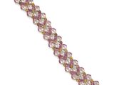 un gros plan d'un bracelet orné de perles roses sur fond blanc