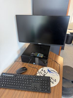 un bureau d'ordinateur avec un clavier, une souris et un écran