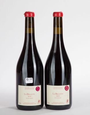 deux bouteilles de vin rouge posées l'une à côté de l'autre sur une surface blanche