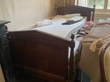un lit dans une chambre avec une cheminée et un miroir