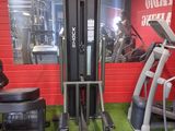 une image d'une salle de sport avec des équipements