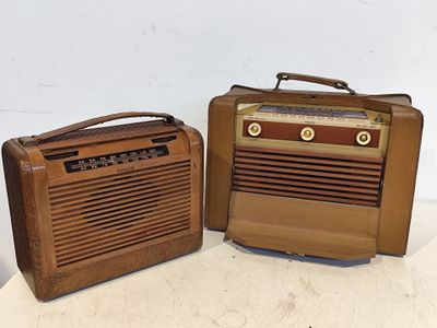 deux radios à l'ancienne posées l'une à côté de l'autre sur une table