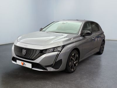 l'avant d'une voiture argentée dans une pièce au sol noir