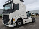 un camion blanc garé dans un parking
