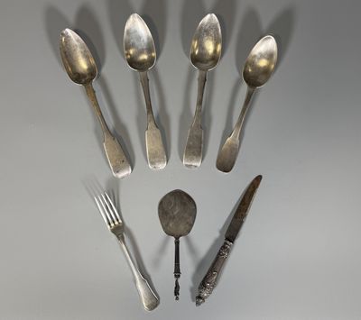 Plusieurs cuillères, fourchettes et couteaux sont disposés en cercle