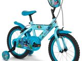 un vélo de petite fille avec un guidon bleu et des roues bleues